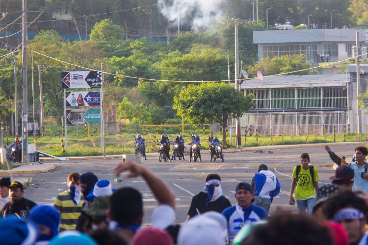 Manifestantes cerca del Estadio Nacional Denis Martínez