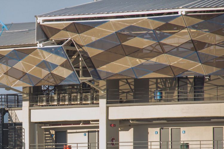 Tirador al lado de uno de los pilares del Estadio Nacional Denis Martínez
