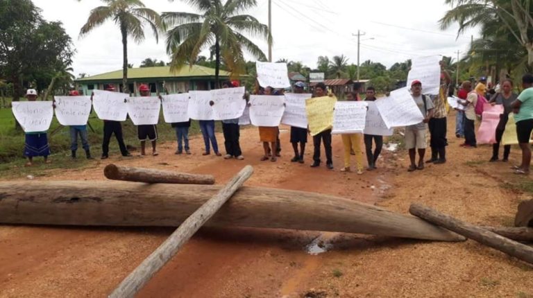 comunitarios indígenas realizan tranque