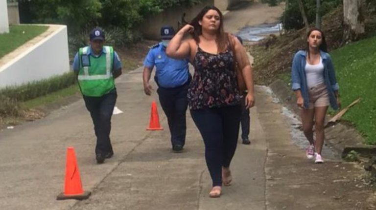 jóvenes universitarios bajo asedio