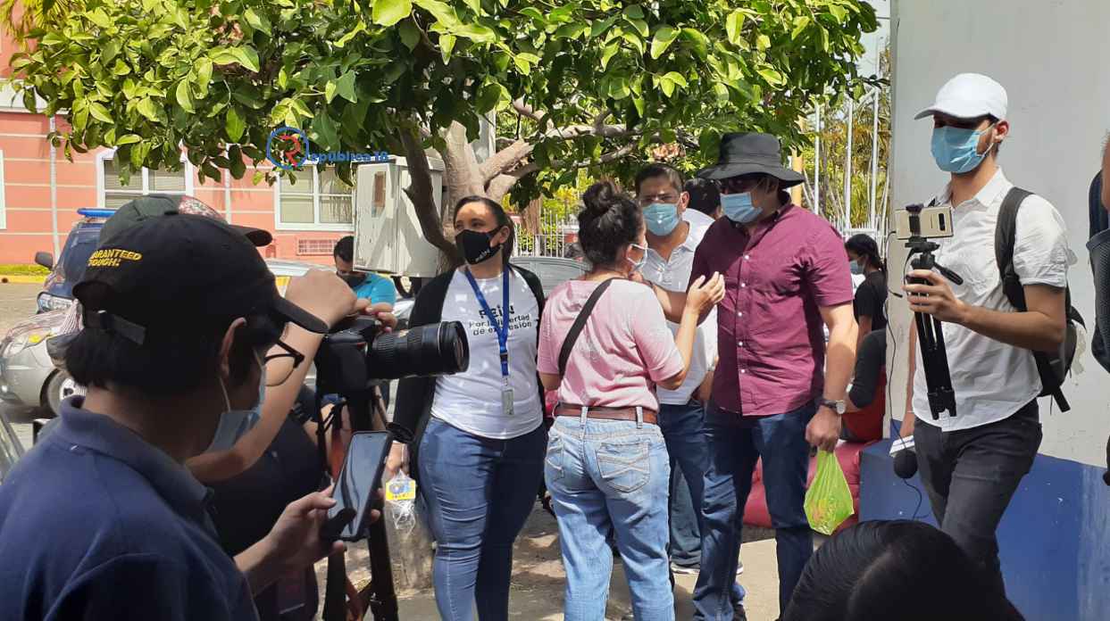 Periodistas Independientes de Nicaragua en cobertura en Fiscalía