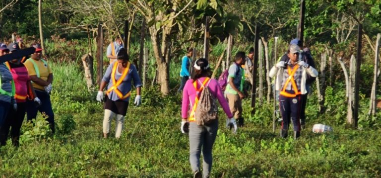 Trabajadores desalojan a las familias en Rosita