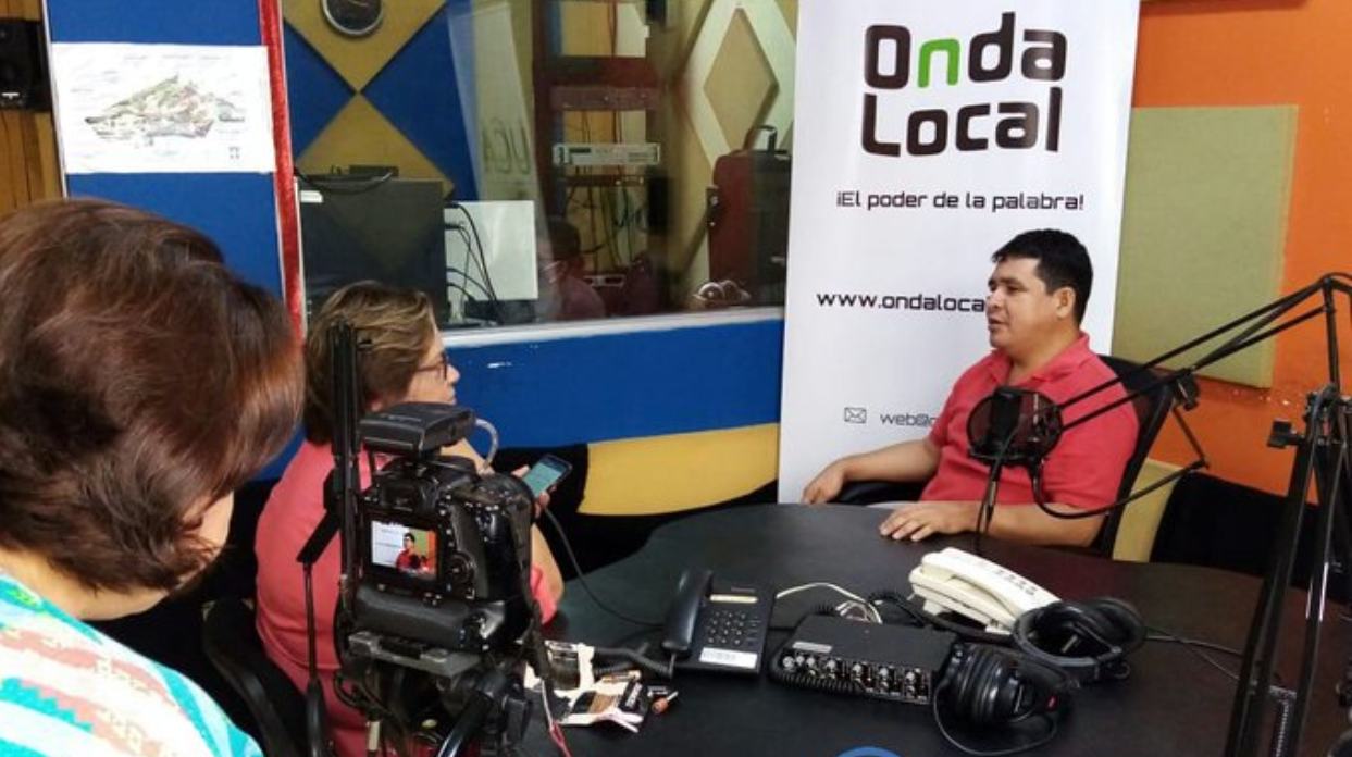 periodista de onda local en el exilio