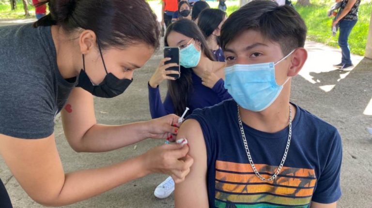 nicas reciben vacunas en Honduras