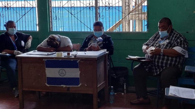 Trabajadores electorales dormidos