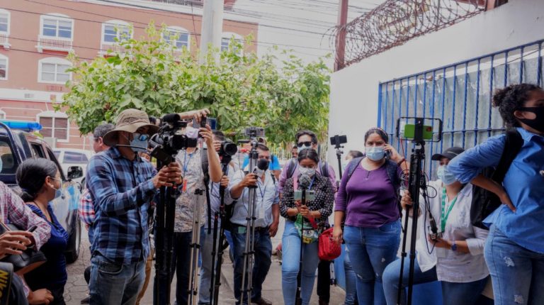 Periodistas en cobertura