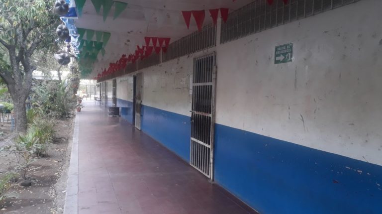 aulas de clases en deterioro