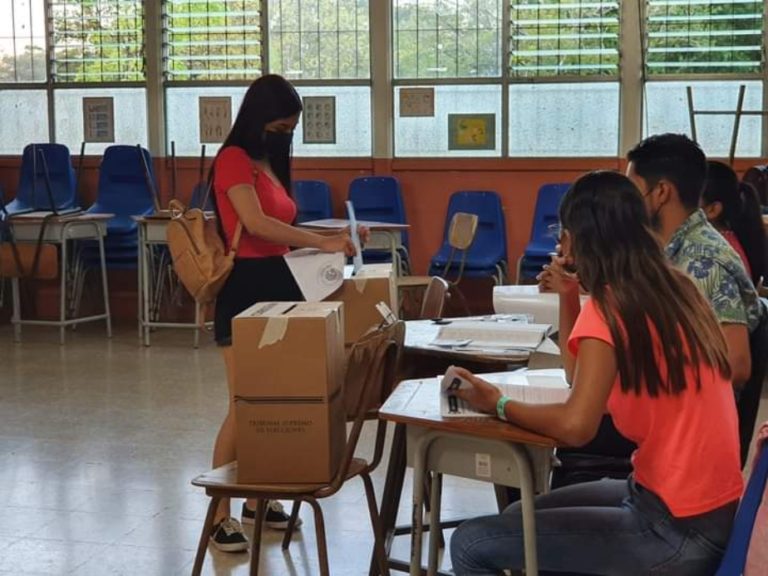 Joven costarricense votando