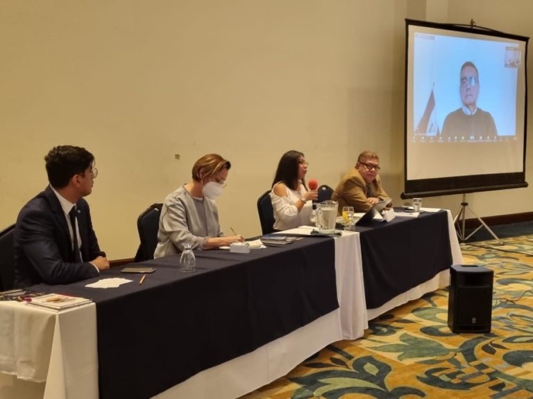 Panel en foro sobre universidades