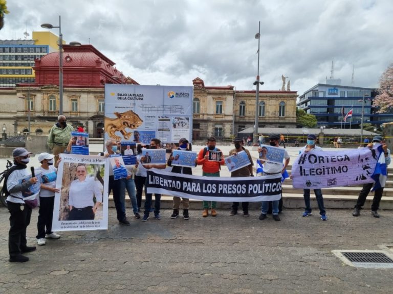 Manifestantes en la Plaza de la Cultura