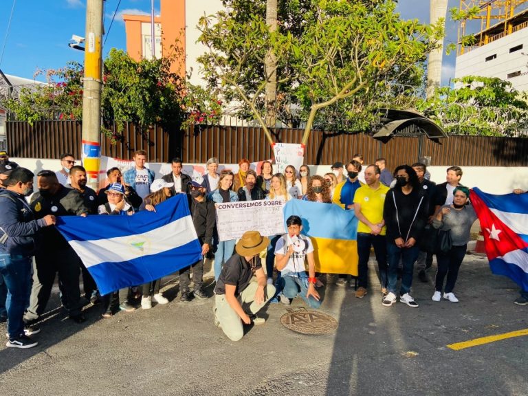 Nicaragüenses y ucranianos en manifestación