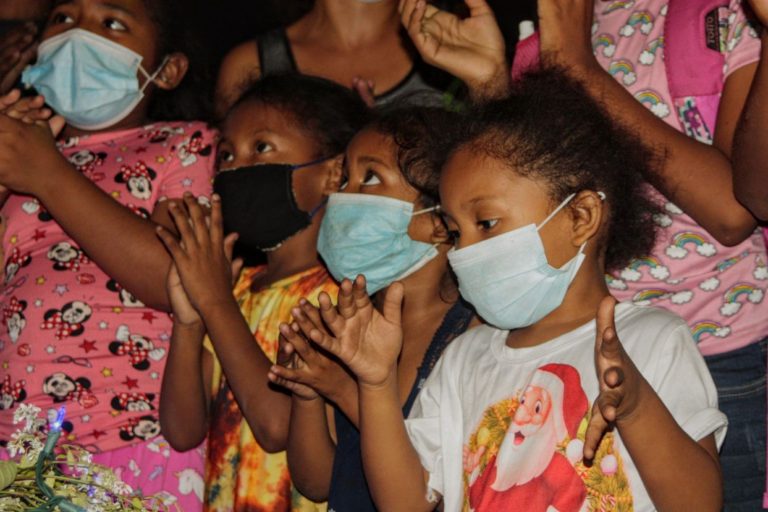 menores de edad aplaudiendo