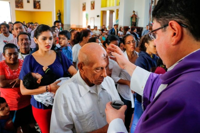 Anciano recibe ceniza en cuaresma