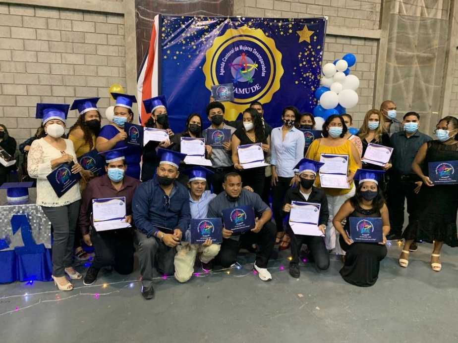 Exiliados con sus diplomas