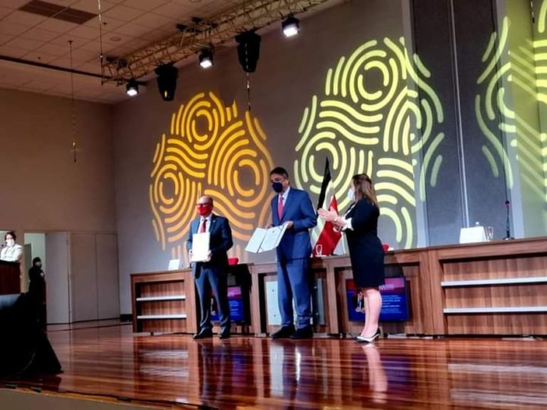 Sergio Ramírez recibe premio