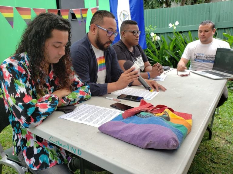 Activistas LGBTIQ+ en conferencia