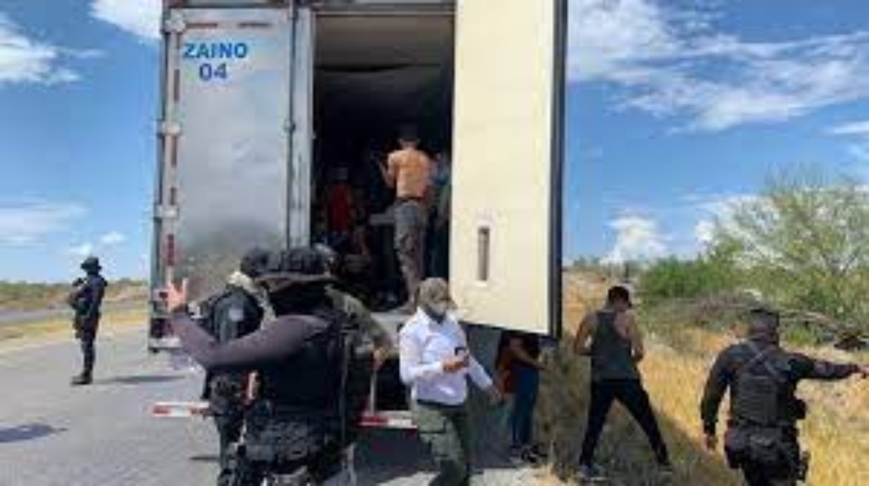 Nicaragüenses saliendo de trailer
