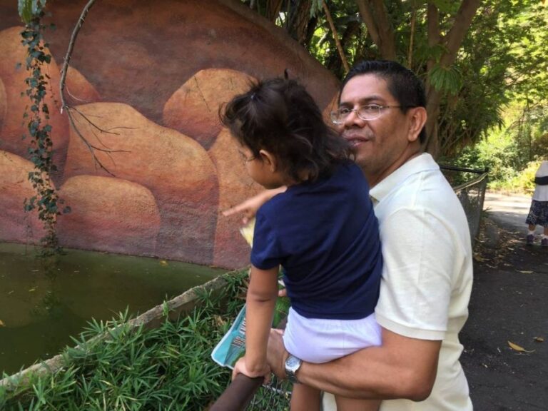 Miguel Mendoza y su niña