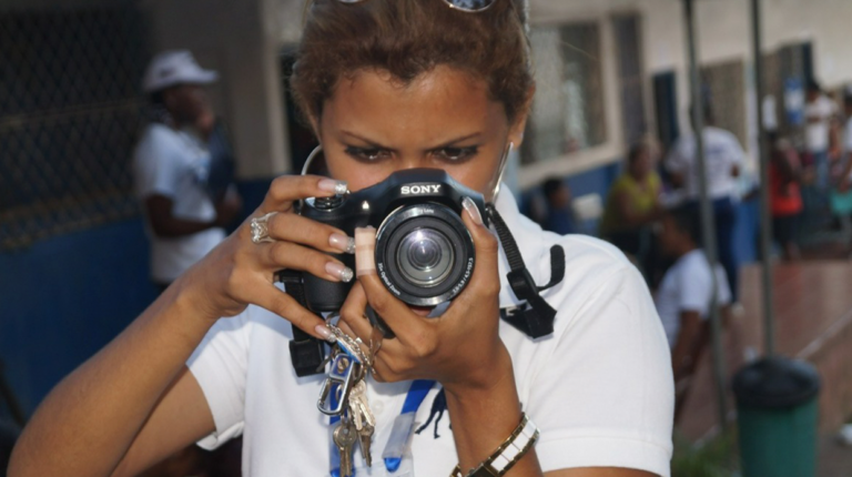 Hazel Zamora, periodista de canal 10 de televisión Nicaragua.