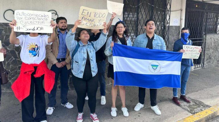 plantón por confiscación de la UCA