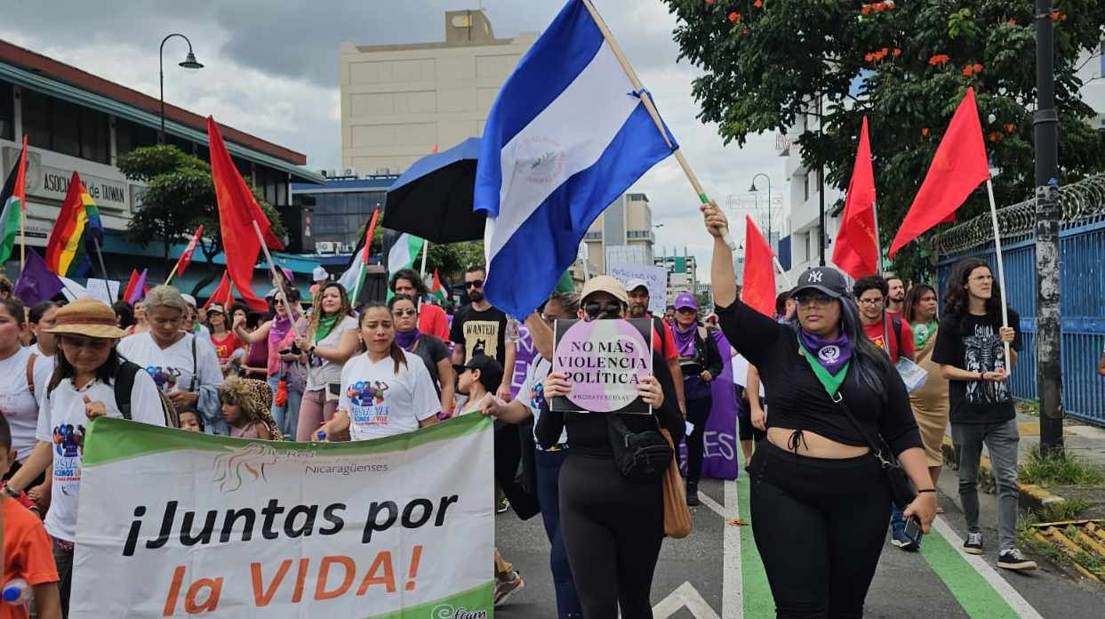Mujeres exiliadas marchan en Costa Rica
