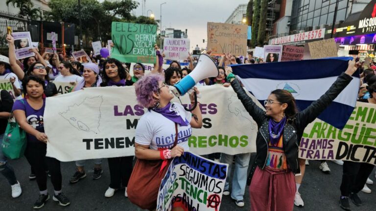 mujeres marcha 8 marzo bandera Nicaragua
