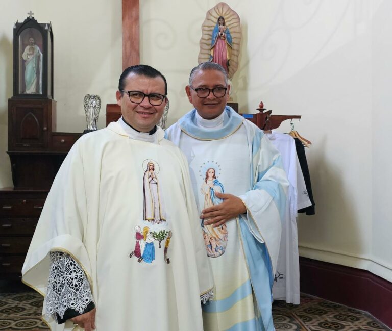 sacerdotes exiliados sotana blanca