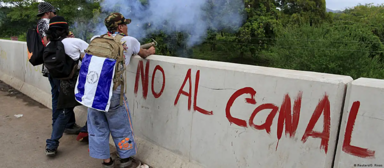 tranque campesinos con gorrras y bandera azul y blanco