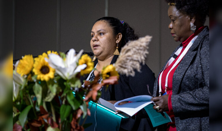 Tininiska Rivera habla en Suiza.